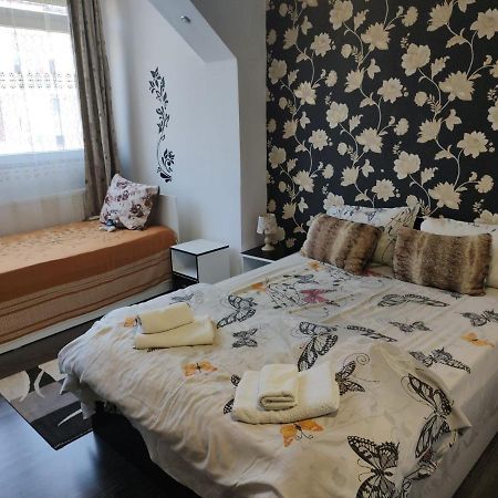 White Black Rooms Hunedoara Exterior photo