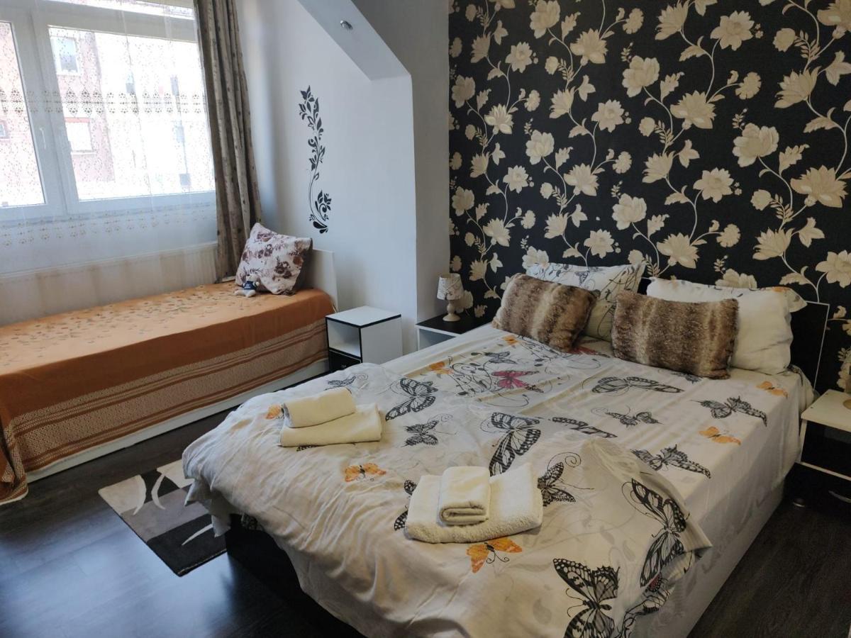White Black Rooms Hunedoara Exterior photo
