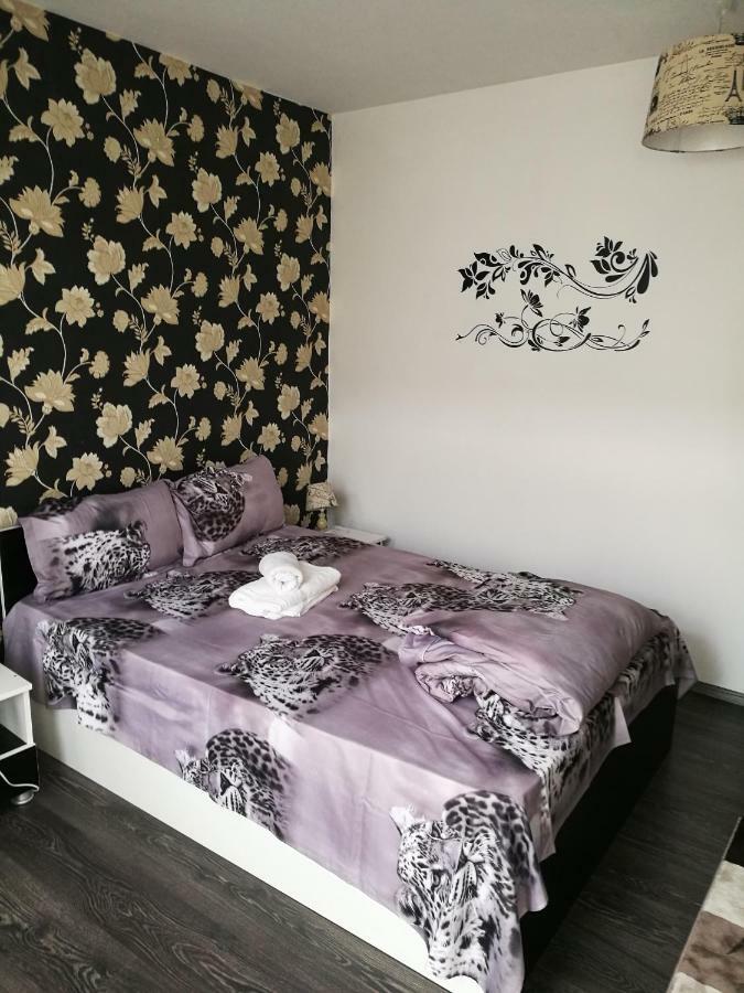 White Black Rooms Hunedoara Exterior photo